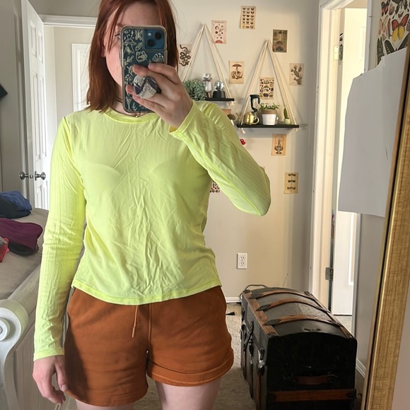 Lululemon size 4 yellow top - Picture 1 of 1